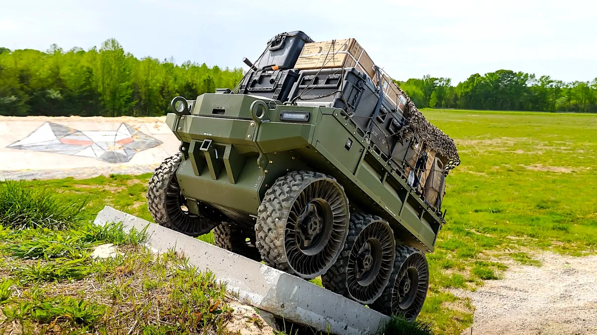 Armata americană testează un robot militar 6x6 care se conduce singur. Poate transporta peste o tonă și se deplasează aproape fără zgomot