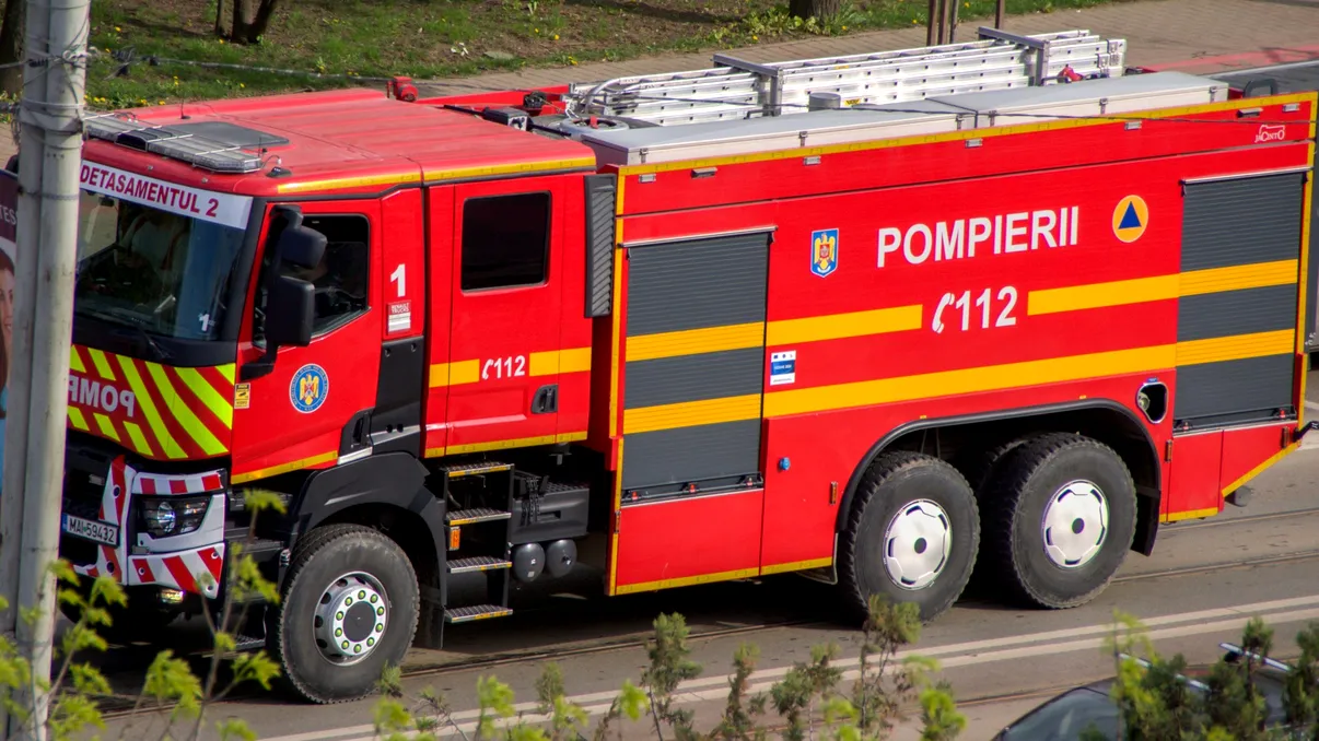 Incendiu la Secția de Psihiatrie a Spitalului Județean Reșița. O pacientă a suferit arsuri, iar 16 persoane au fost evacuate