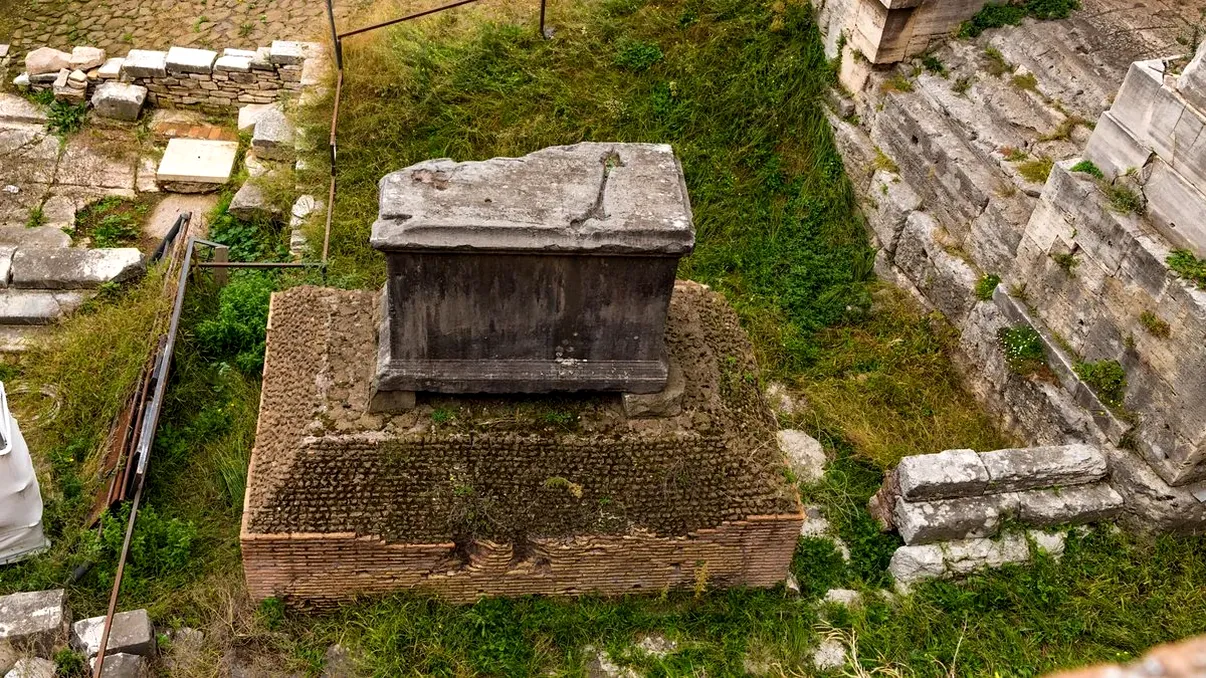 Piatra neagră din Roma antică a păstrat un mister aproape 3.000 de ani. Ce au găsit arheologii sub ea