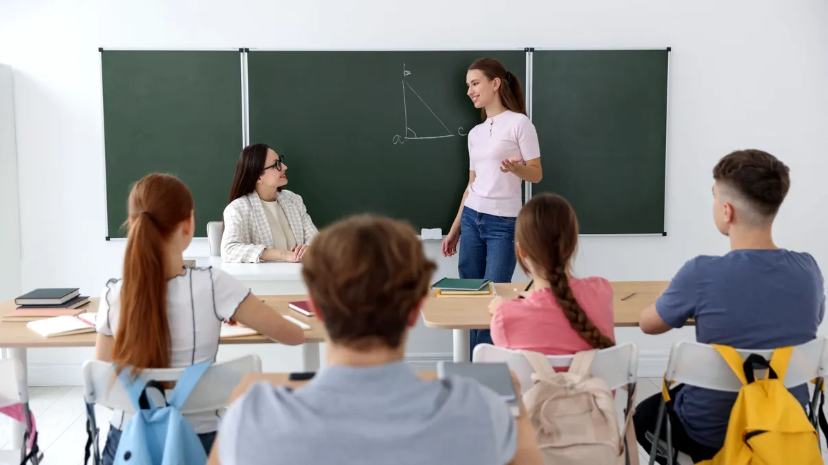 Mai puțini elevi la clasă, din 2027. Regula specială pentru liceele în care sunt admiși copii cu CES