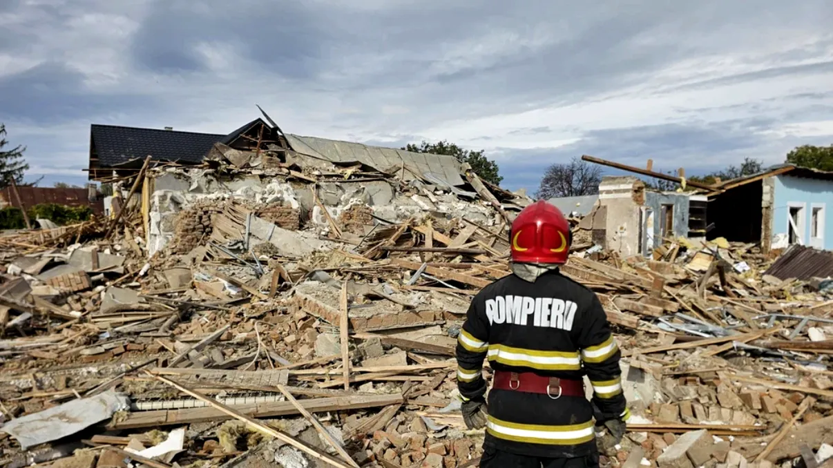 Momentul exploziei devastatoare din Vrancea, surprins pe camere. O butelie cu GPL ar fi sărit în aer, mai multe locuinţe au fost distruse