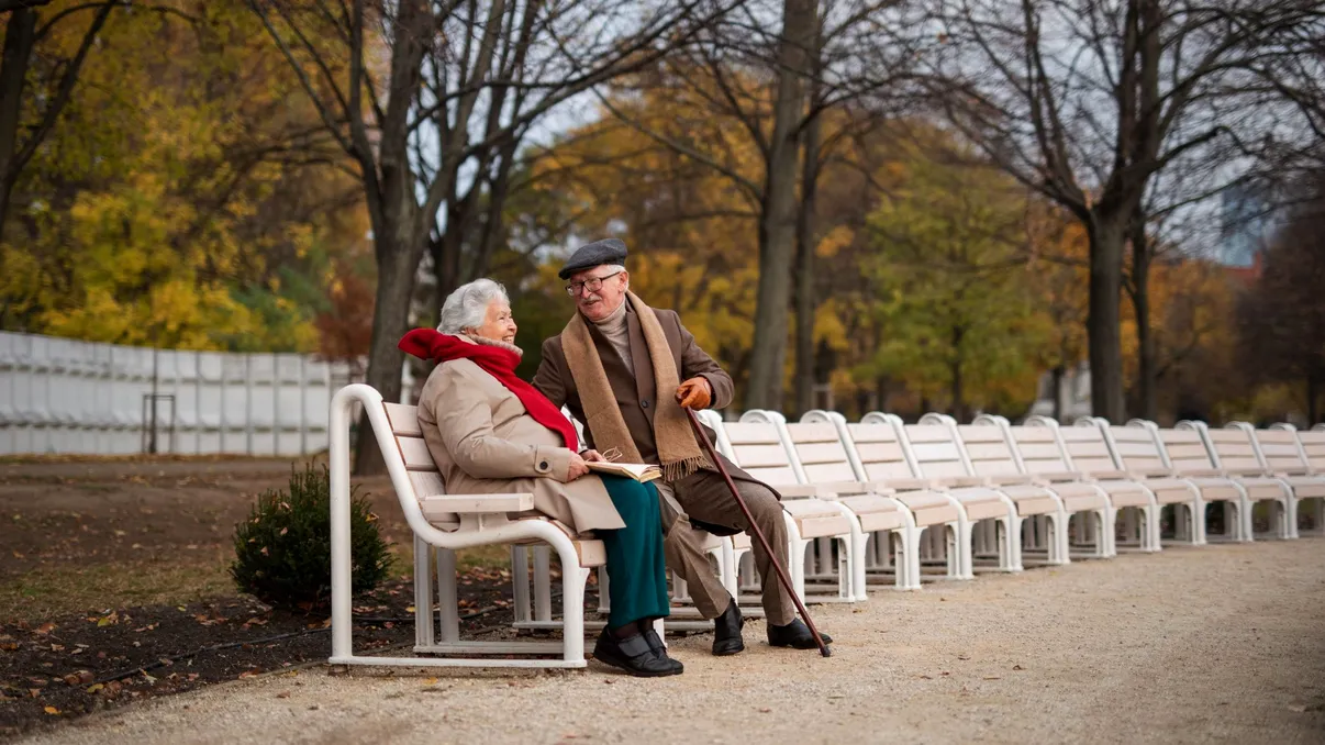 Orașele din România în care populația îmbătrânește cel mai repede. Ce se întâmplă când pensionarii ajung să domine un municipiu