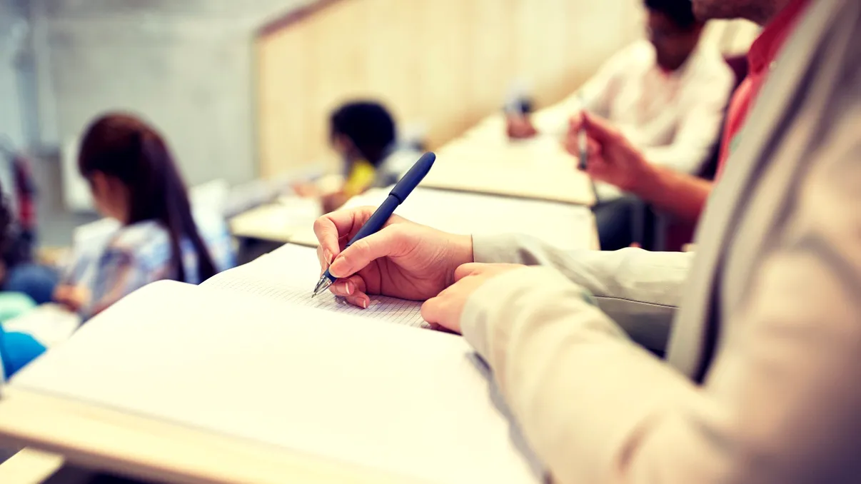 Profesorul dă un test surpriză întregii clase pentru că elevii au făcut gălăgie. Poate evaluarea fi folosită ca pedeapsă?