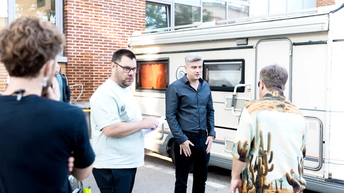 INTERVIU EXCLUSIV Radu Bărbulescu, regizorul „Vacanță All Inclusive”, și Raluca Aprodu, actriță în film, despre comedia cu Smiley și Pavel Bartoș: „Publicul merită aceste două ore de vacanță”
