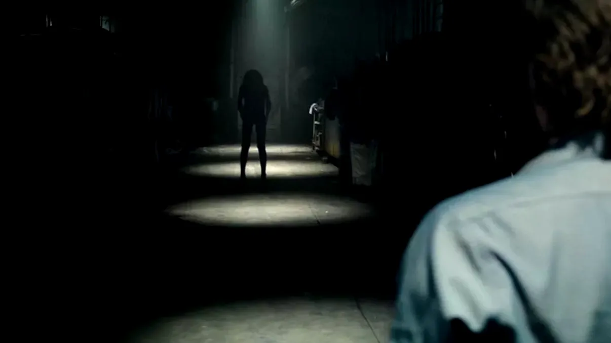 REVIEW Lights Out pe Netflix: horrorul perfect pentru Halloween care îți amintește de ce nu-ți place să stingi lumina