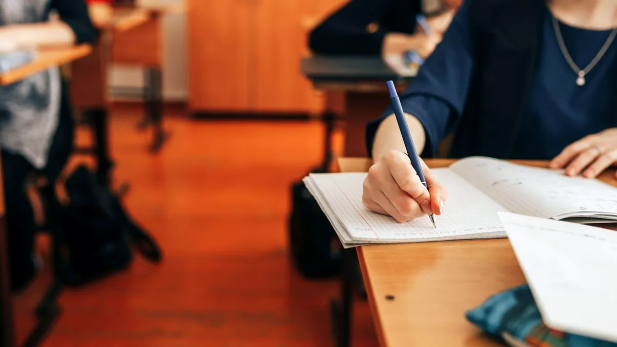 Se schimbă corectarea lucrărilor la Evaluarea Națională 2027. Ce se întâmplă dacă profesorii dau punctaje prea diferite