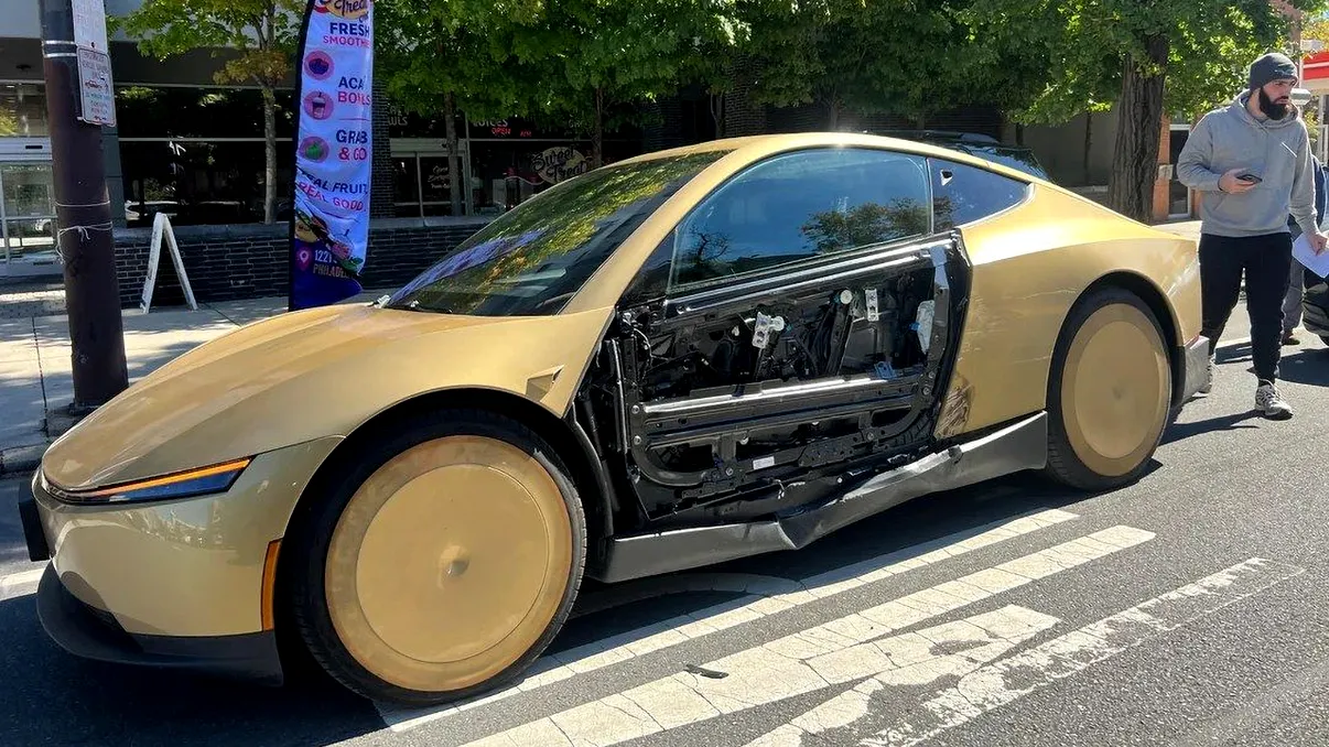 Tesla Cybercab, implicat într-un accident înainte să devină taxi autonom. Fotografiile arată o portieră rămasă fără panoul exterior