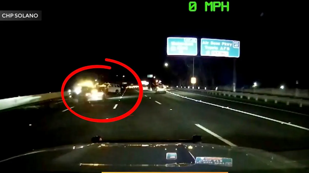 O Tesla a intrat în plin într-o mașină de poliție. Șoferul susține că dormea cu sistemul autonom FSD activat