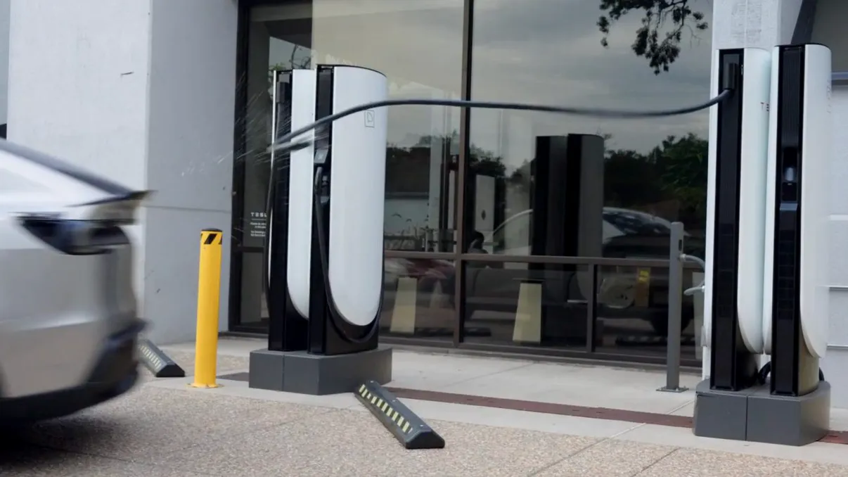Tesla te lasă să pleci de la Supercharger cu cablul conectat. Manevra poate produce pagube de peste 22.000 de euro