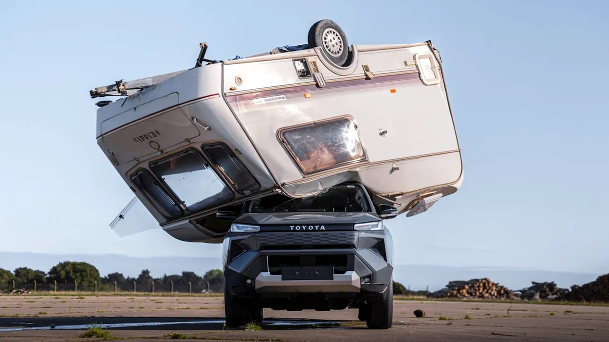 Toyota a aruncat o rulotă de 760 kg peste noul Hilux electric. Pick-up-ul a pornit apoi și a plecat pe roți