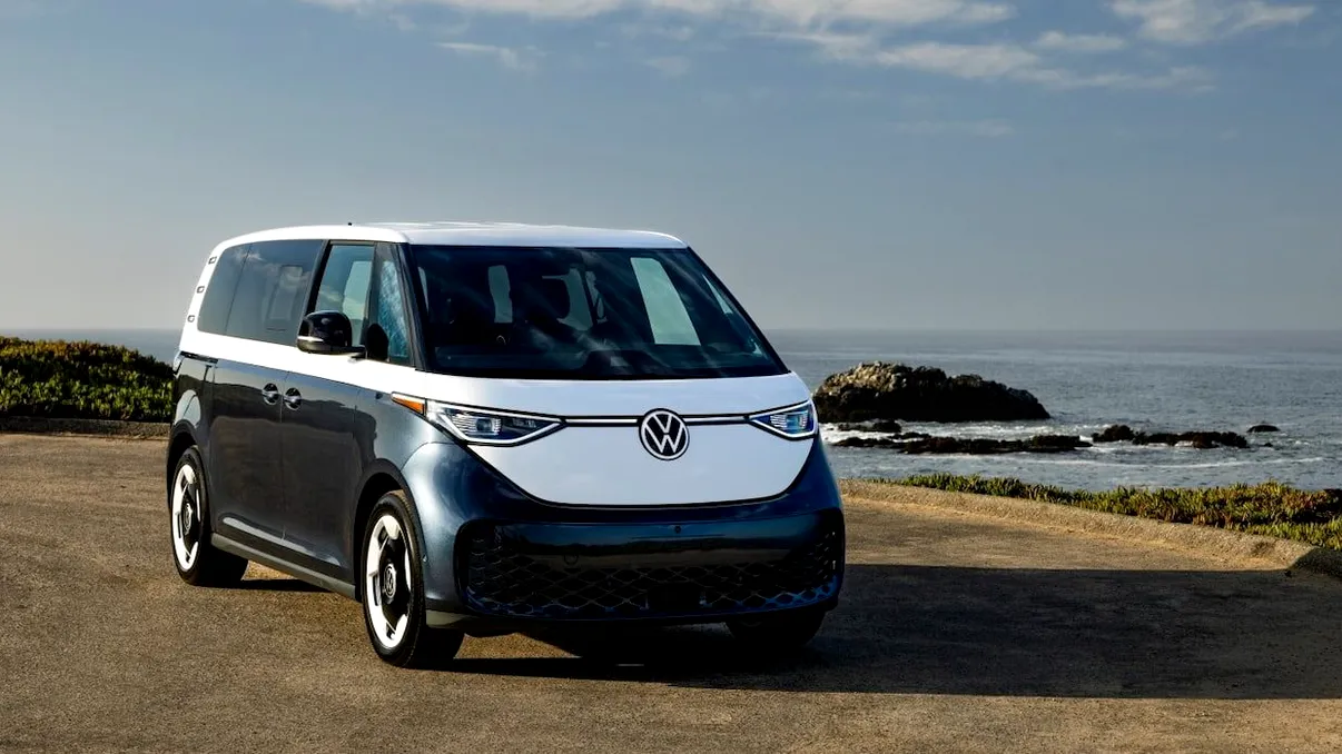Volkswagen recunoaște că ID. Buzz este prea scump. O nouă generație electrică promite prețuri mai mici și autonomie îmbunătățită
