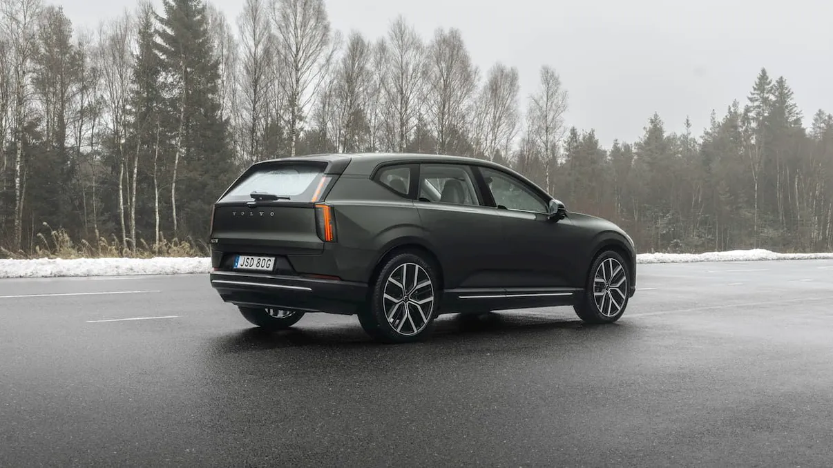 Noul Volvo EX60 promite până la 810 kilometri autonomie, dar constructorul se confruntă cu dificultăți. Ce se întâmplă cu livrările