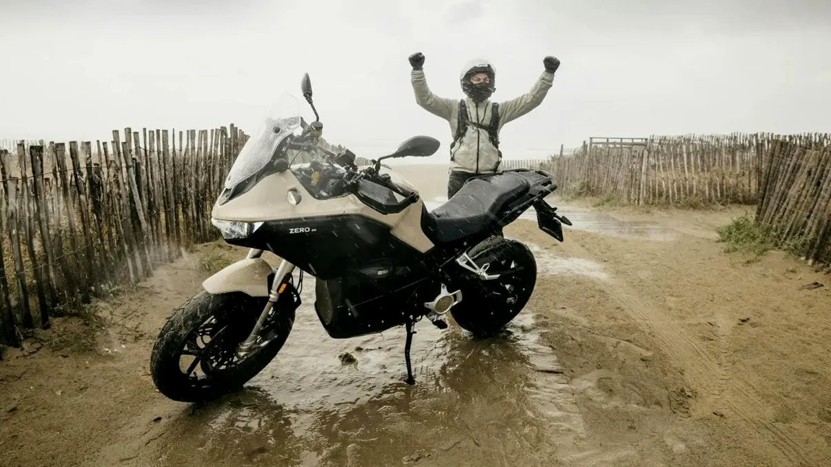 Record mondial pentru o motocicletă electrică: 436,5 kilometri cu o singură încărcare. Performanța obținută cu o baterie de doar 19,2 kWh