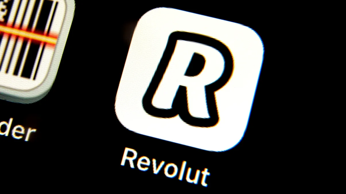 Revolut nu funcționează în România și în alte țări. Ce probleme au clienții cu aplicația bancară