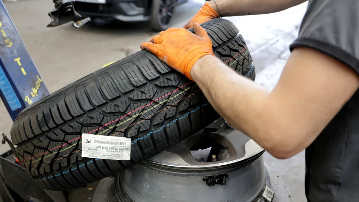 De ce au anvelopele noi dungi colorate pe suprafață. Ce înseamnă, de fapt, liniile roșii, albastre sau galbene și ce trebuie să verifici când cumperi cauciucuri