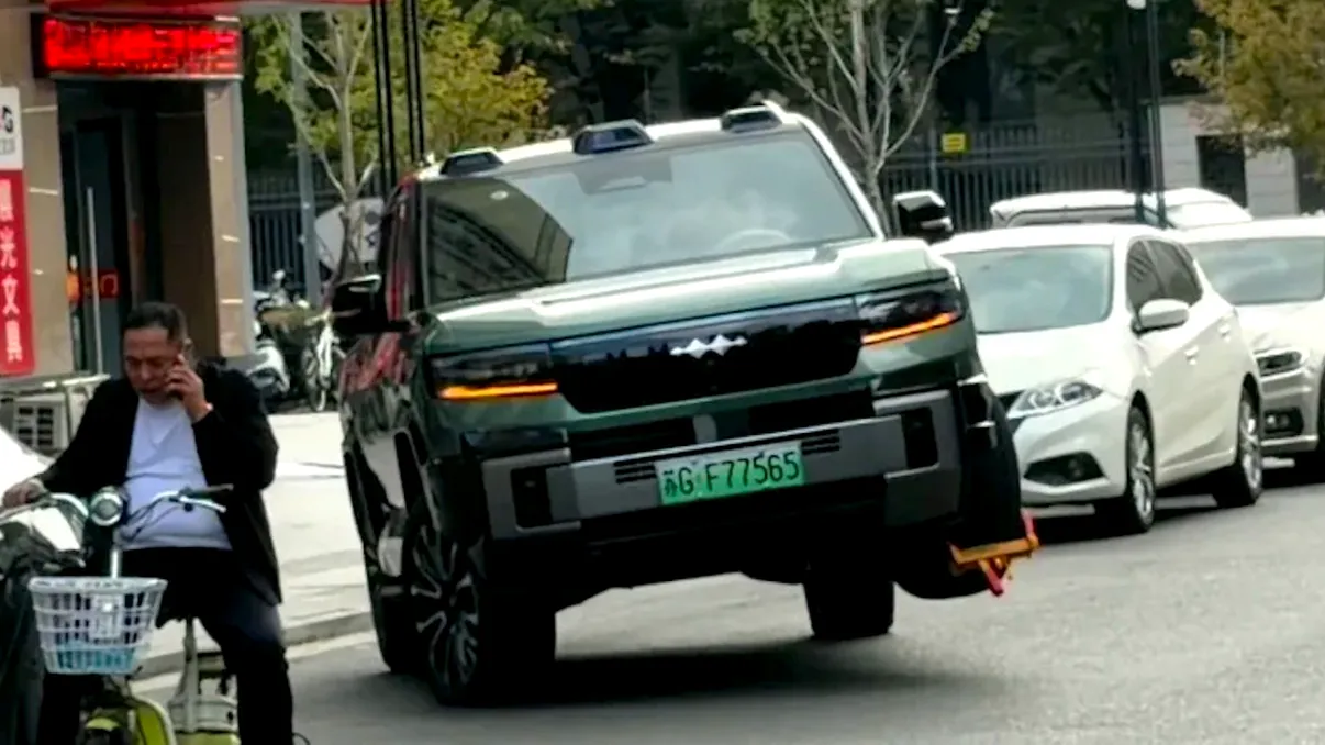 Un SUV BYD poate merge pe trei roți. Un șofer pare să fi transformat funcția într-o metodă de a evita blocarea mașinii de către poliție