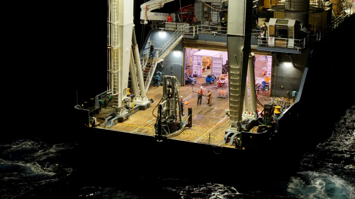 O centrală electrică instalată lângă un vulcan submarin a produs energie pentru prima dată. Ce planuri are compania