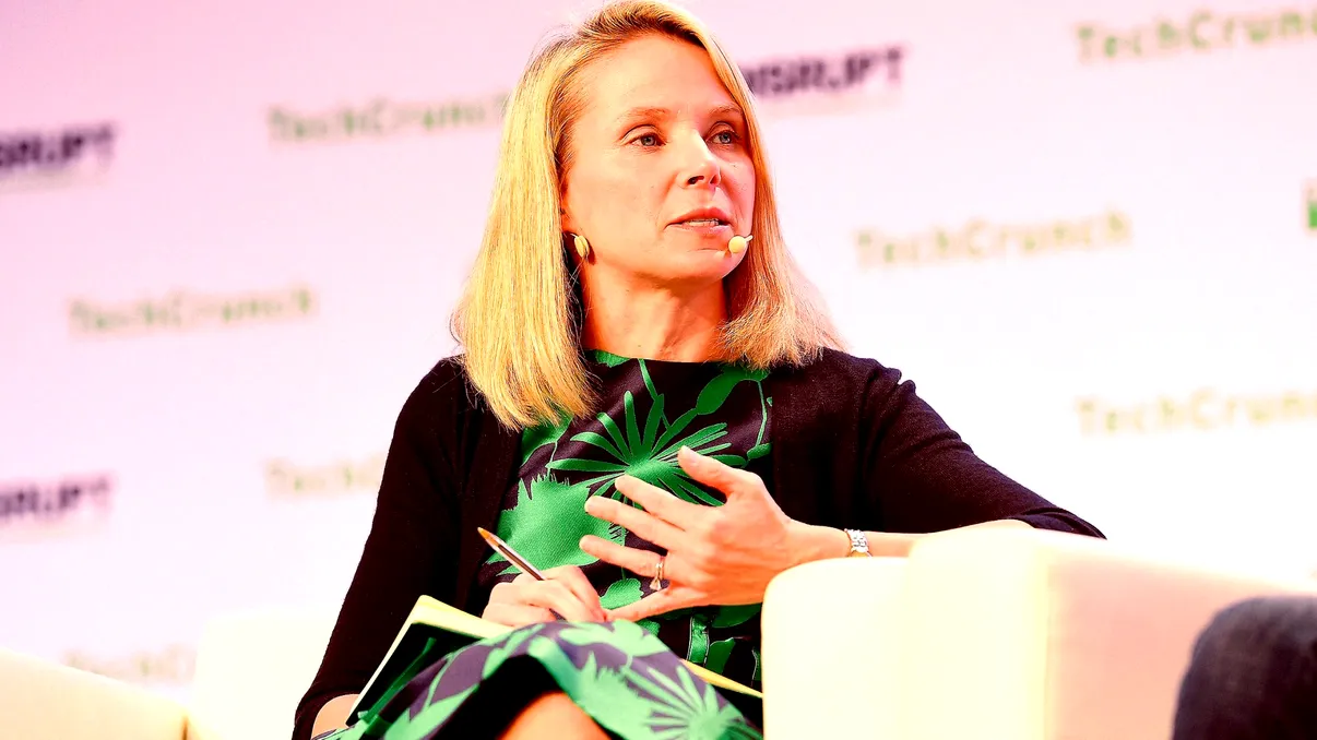 Fosta șefă Yahoo a întrebat inteligența artificială ce are special propria fiică. Răspunsul AI a stârnit un scandal: când tehnologia ajunge să țină locul părinților