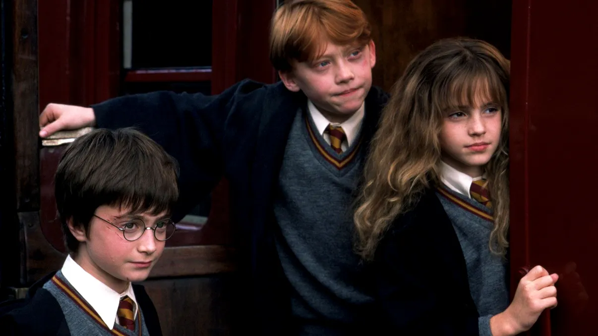 REVIEW Harry Potter și piatra filosofală: toate diferențele dintre carte și film. Ce a lipsit din ecranizarea din 2001 și ce sper să vedem în noul serial HBO