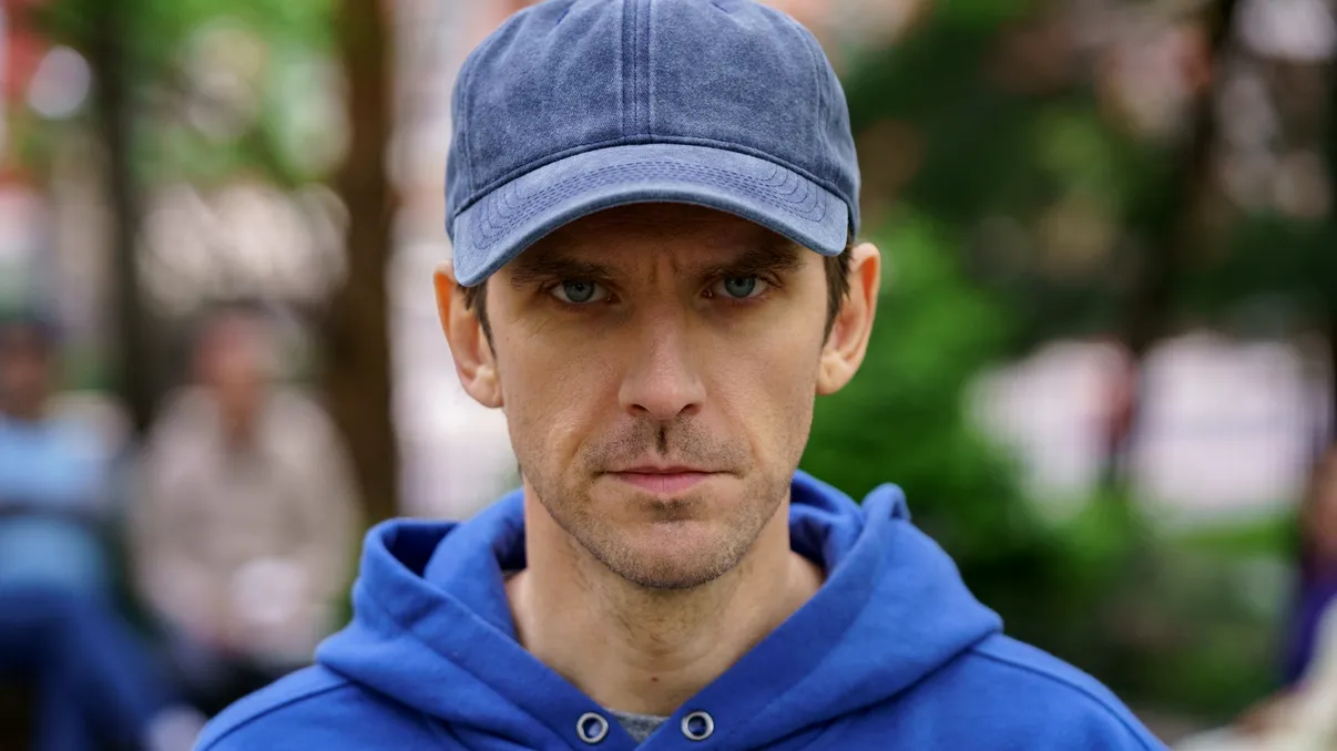 INTERVIU EXCLUSIV ÎN ROMÂNIA „Dexter: Resurrection” | Actorul Dan Stevens, față în față cu mintea întunecată a criminalului pe care îl interpretează în „Renașterea”