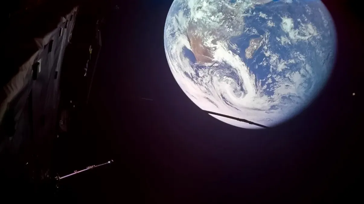 Sonda Juice s-a întors pe lângă Pământ ca să-și ia „avânt” spre Jupiter. A fotografiat Terra și și-a testat instrumentele pentru marea întâlnire din 2031