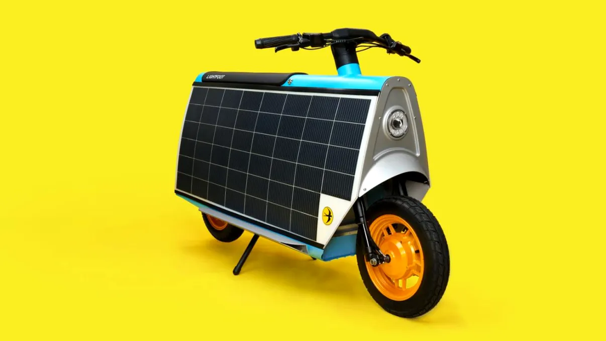 Scuterul electric care se încarcă singur de la soare și poate circula zilnic fără priză. Are două locuri, portbagaj și costă 4.000 de euro