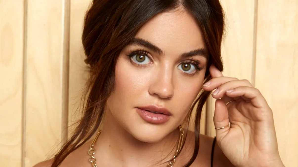 Sherlock Holmes are o nouă moștenitoare. Lucy Hale devine „Scarlett Holmes” într-un serial mystery cu o întorsătură romantică