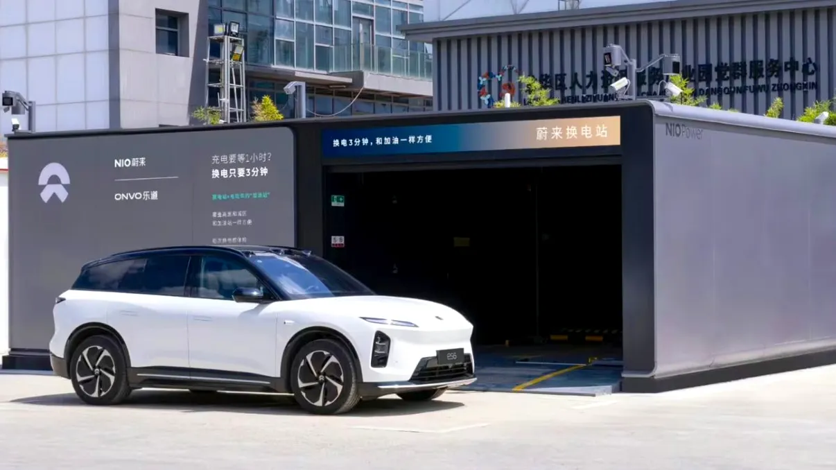 Chinezii au schimbat aproape 1,2 milioane de baterii auto într-o săptămână. Soluția Nio care elimină așteptarea la stațiile de încărcare