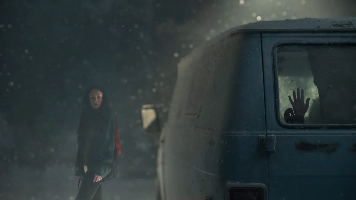 REVIEW „No Exit”, pe Disney+: thrillerul care te ține cu sufletul la gură și îți demonstrează că nu poți avea încredere în nimeni. Un film surprinzător de bun