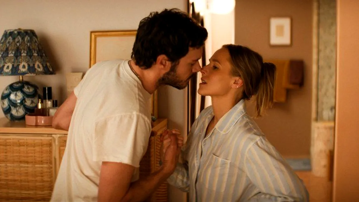 Sezonul 3 din „Nobody Wants This” are cel mai bun debut al unei comedii Netflix revenite în 2026, deși audiența a scăzut cu 28%