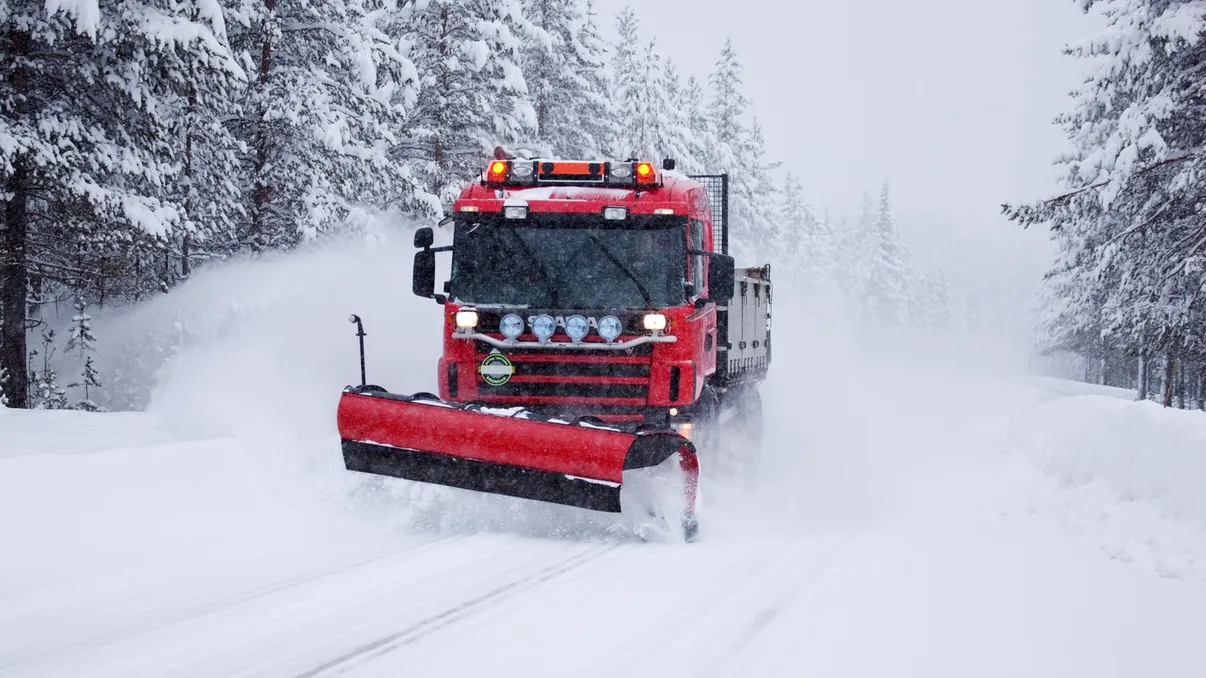 Unde ninge acum în România. Drumarii au scos utilajele de deszăpezire. Cum va fi vremea până la jumătatea lunii noiembrie