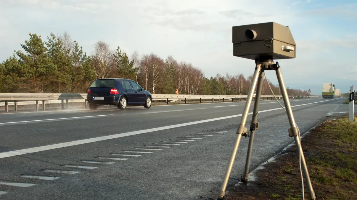 Radarul te poate prinde de pe celălalt sens al autostrăzii? Ce se întâmplă când între mașină și aparat este un parapet