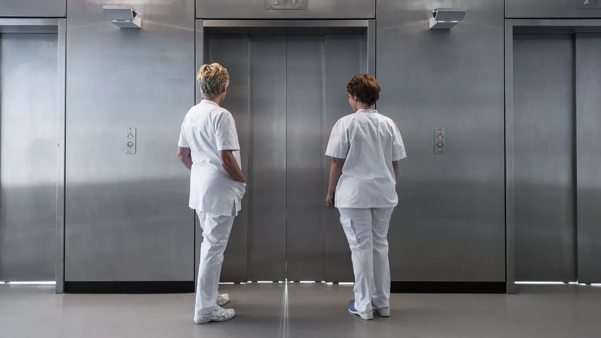 Salariile din Sănătate s-ar putea schimba din nou. Ce se pregătește pentru medici, asistenți și infirmieri