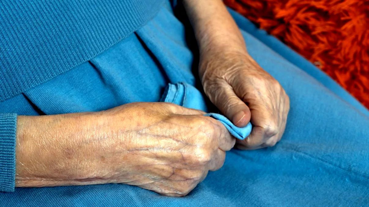 România îmbătrânește singură. Problema uriașă pentru care România nu este încă pregătită: sistemul de îngrijire are doar un lucrător la 100 de seniori
