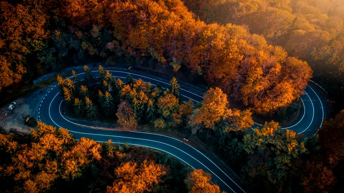 Unde să mergi în loc de Valea Prahovei pentru peisaje superbe de toamnă. Drumul spectaculos ignorat de mulți turiști nu este deloc aglomerat