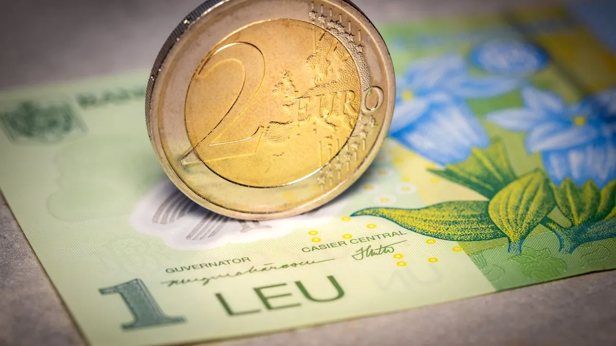 Euro atinge un nou record, iar ROBOR urcă la maximul ultimelor luni. Ce înseamnă pentru rate, prețuri și vacanțe