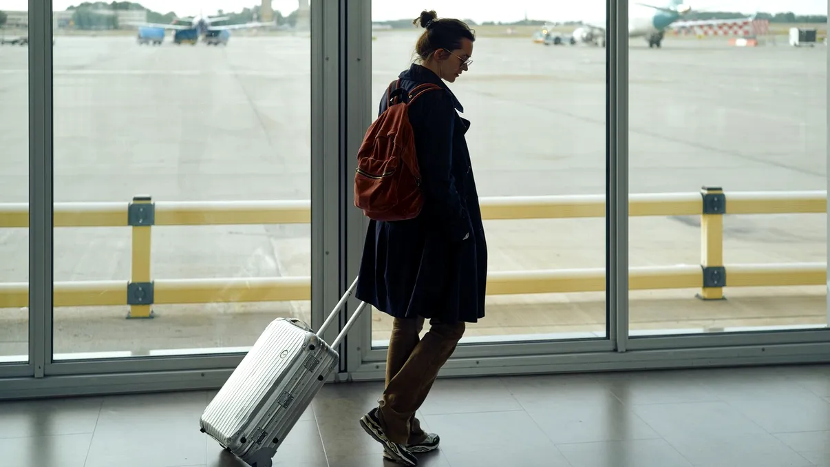 Reguli noi pentru călătoriile cu avionul din 2027. Ce bagaje vor putea fi luate la bord fără plată suplimentară