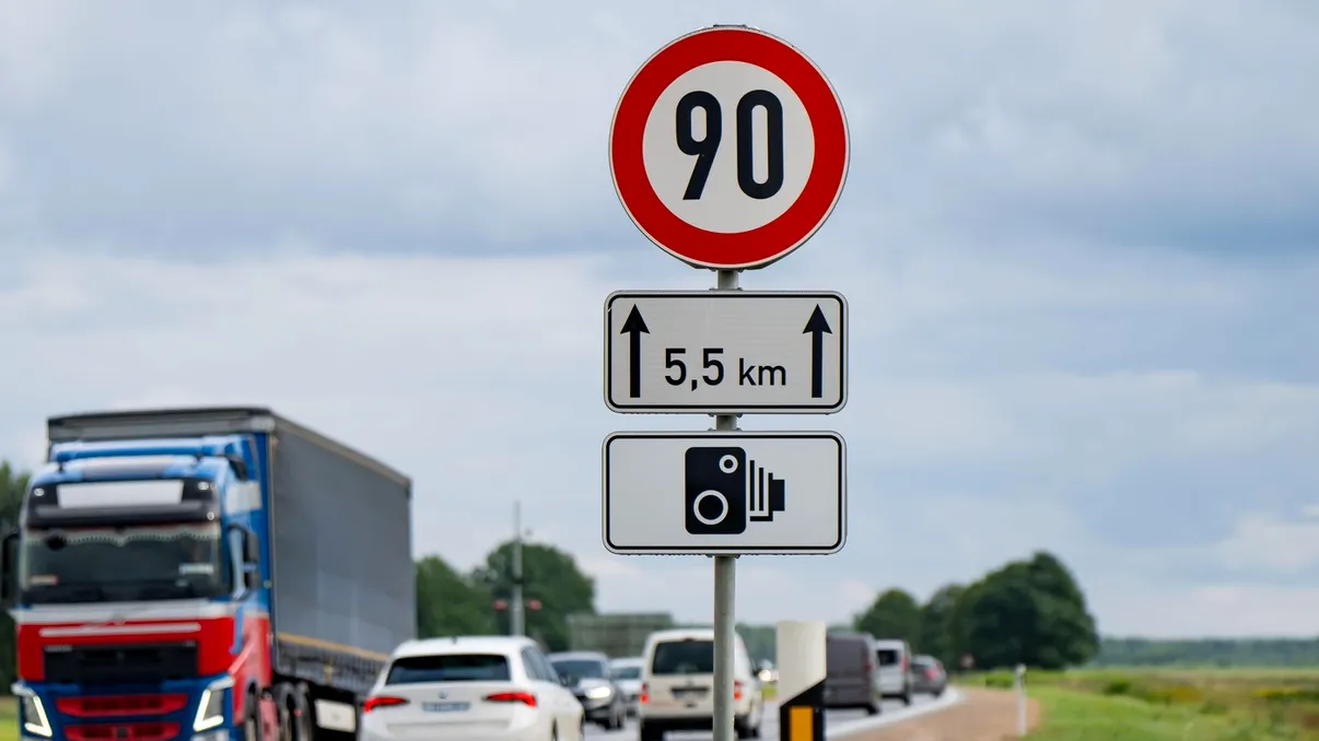 Cu cât poți depăși limita de viteză fără să rămâi fără permis. Pragurile care contează în 2026