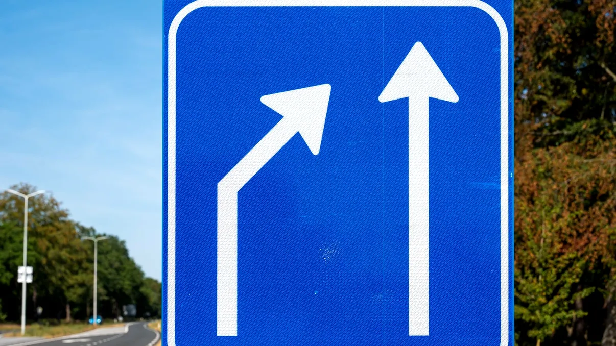Ce este „regula fermoarului” în trafic și cum vor fi sancționați șoferii care nu o respectă. Manevra care ar putea deveni obligatorie