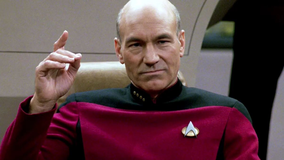 Adio, căpitane Picard! Patrick Stewart a plecat dintre noi, dar pentru generația care a descoperit Star Trek la TVR va rămâne mereu omul care ne-a învățat să privim cu entuziasm spre stele și să credem într-o lume mai bună