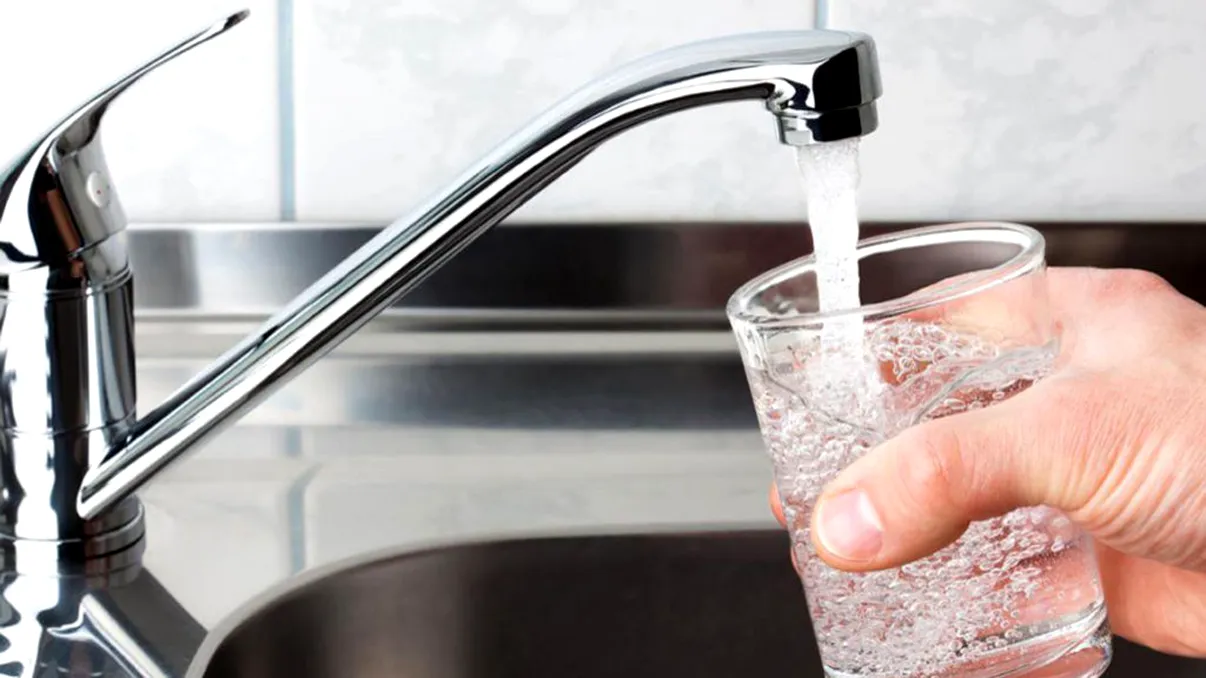 De ce vrea UE să bei mai multă apă de la robinet ca să economisești bani