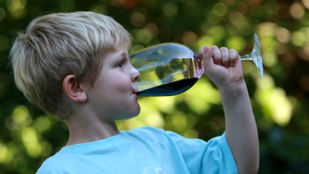 Românii sunt alcoolici de mici, ceea ce poate nu e o surpriză