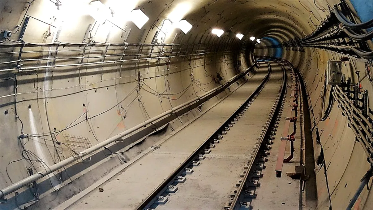 Poze cu metroul etern din Drumul Taberei. Nici omul pe Lună n-a ajuns așa greu ca metroul din București