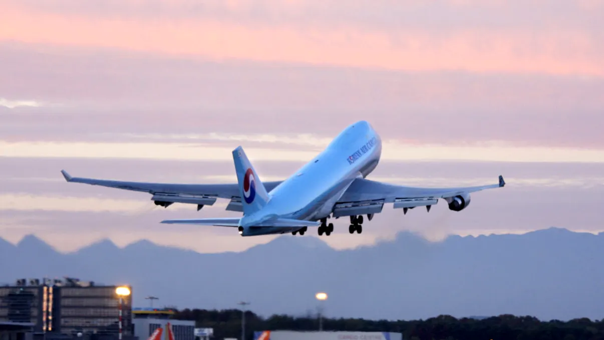 Cum profiți de zboruri gratuite: compania care trimite oameni în vacanță