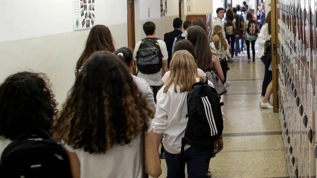 Evaluare Naţională: cine a scris poezia „Stai şi asculţi sub ramuri...”? Greșeală absurdă în test