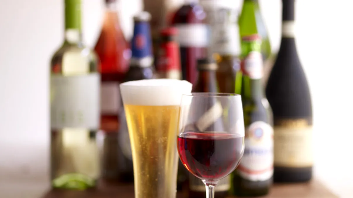 Mituri și adevăruri despre mahmureală. Cât de importantă e ordinea băuturilor