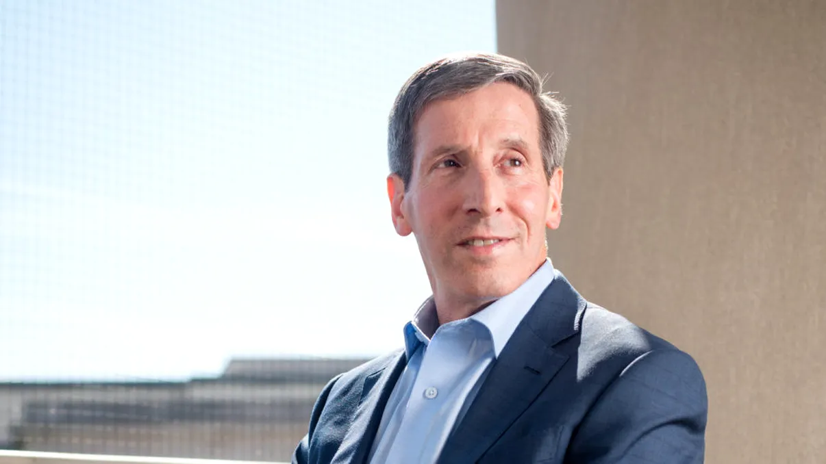 Cine este omul care poate îngropa Facebook