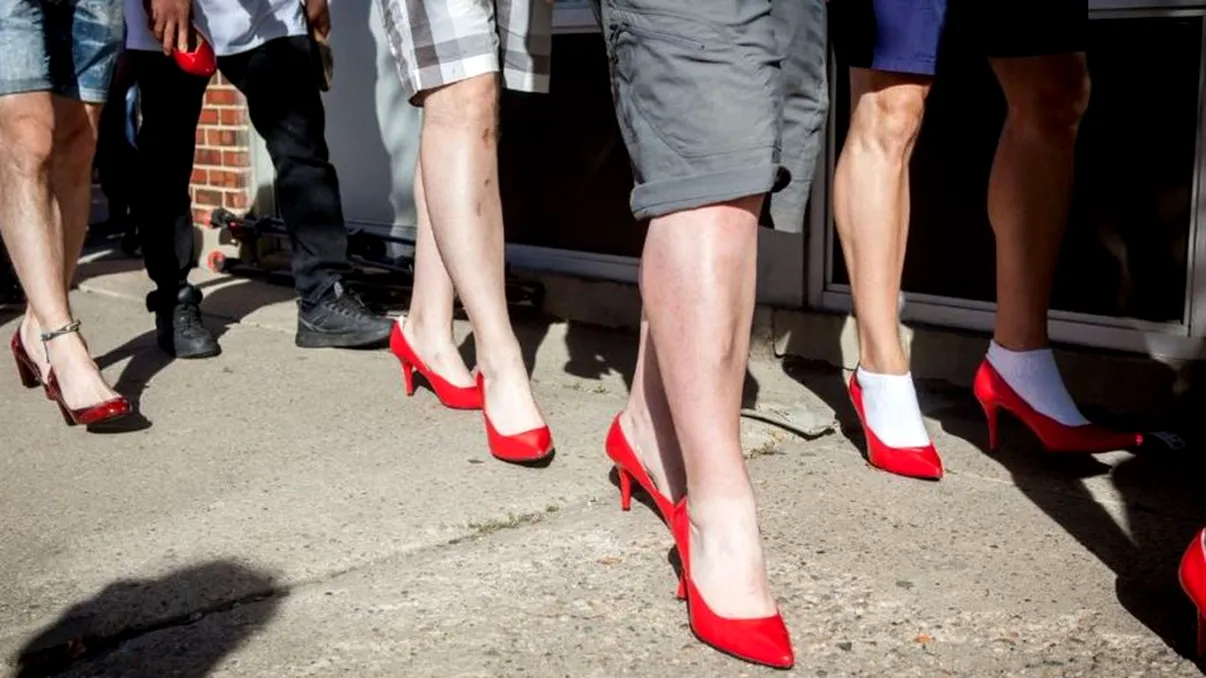 Pantofii cu toc erau doar pentru bărbați. Cum s-a schimbat lumea?