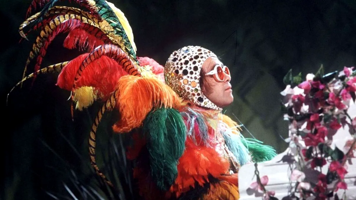 Picanteriile lui Elton John: artistul își povestește viața într-o carte. Mai întâi vine filmul „Rocketman” -VIDEO