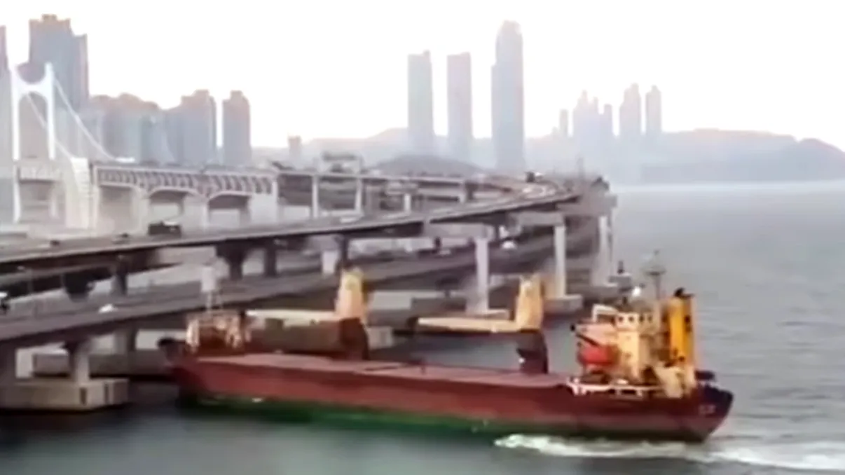 VIDEO A dat ca surdu-n clopot: marinarul beat care a intrat cu bartai nava într-un pod și l-a distrus